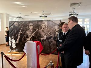 Wystawa dotycząca żołnierzy wyklętych, zebrani podziwiają eksponaty