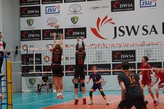 Atak atakującego metra z prawej strony na stabilnym podwójnym bloku gospodarzy