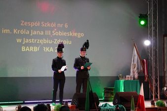 Dwoje młodych prowadzących w galowych mundurach górniczych