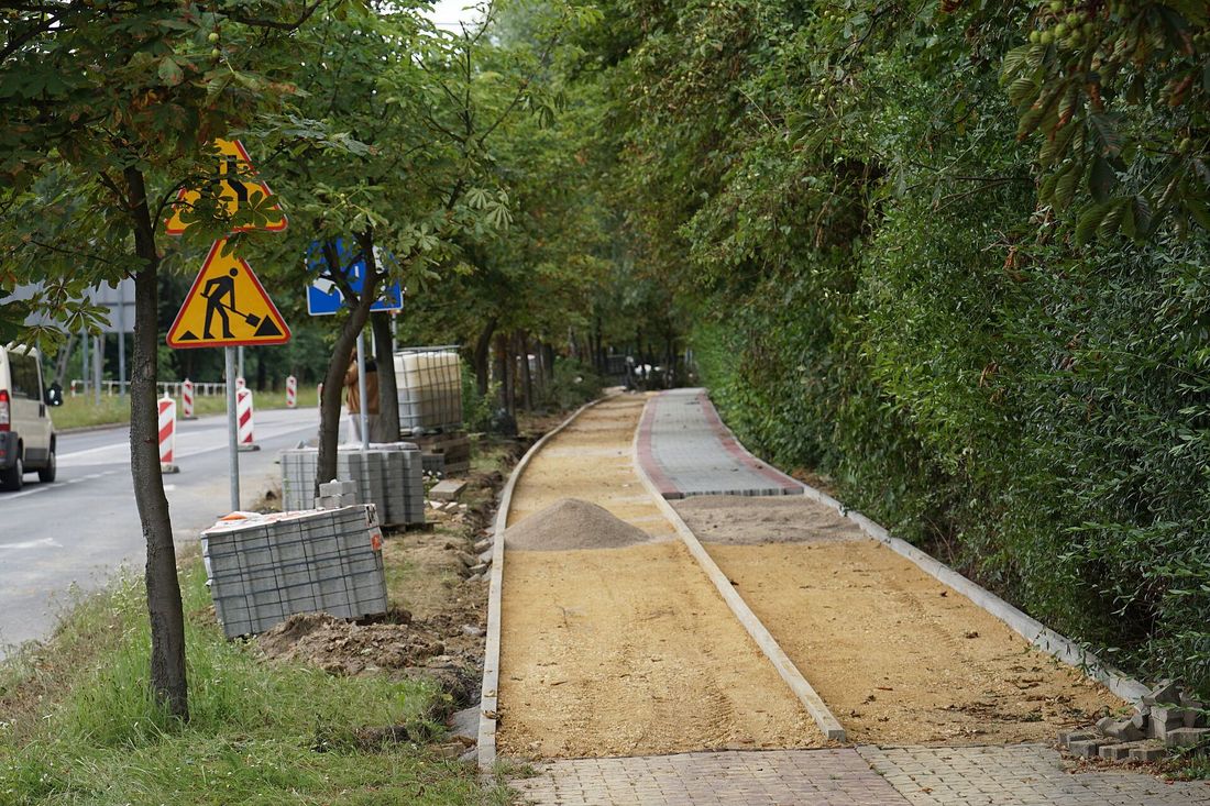 Rozkopany chodnik przy ulicy Jagiełły, obok paleta z cegłami