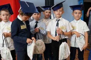 Zdjęcie przedstawia Pierwszoklasistów