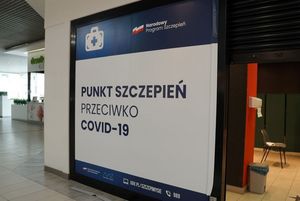 Szyba z napisem "Punkt szczepień rpzeciwko covid-19