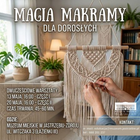 Warsztaty „Magia Makramy” dla dorosłych w Muzeum Miejskim w Jastrzębiu-Zdroju. Terminy: 13 i 20 maja o 16:00. Zdjęcie dłoni zaplatających beżową makramę na drewnianym kijku