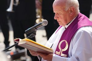 Ksiądz przemawiający podczas uroczystości