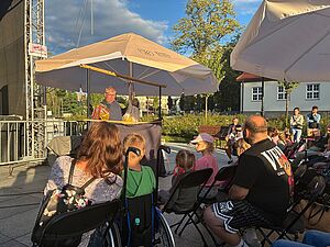 Publiczność oglądająca spektakl w wykonaniu Teatru Lalek Marka Żyły