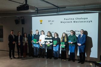 Uczniowie Szkoły Podstawowej nr 17 na scenie z upominkami i wyróżnieniami
