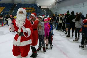 Mikołaj na lodowisku.
