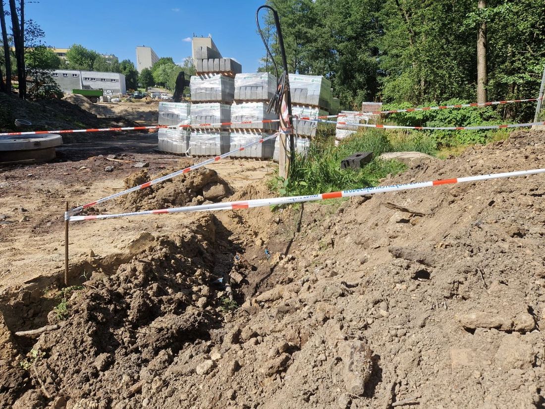 Zdjęcie przedstawia niebezpieczne zlalezisko w rejonie budowy.