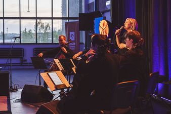 Kobieta śpiewająca do mikrofonu