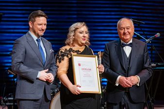 Monika Bierska dyplomem Młode Talenty Rzemiosła, obok niej stoją dwaj meżczyżni, uczestnicy wręczający nagrody