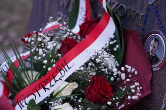 Wiązanka w barwach narodowych z napisem Jastrzębie-Zdrój, z boku zdjęcie rotmistrza Pileckiego oraz różaniec