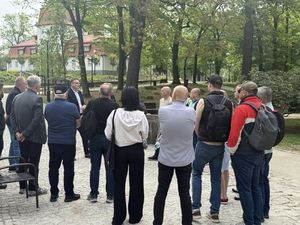 grupa gości z Małopolski oprowadzana jest po Parku Zdrojowym