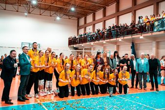 pozująca do zdjęcia drużyna gospodyń z trenerami, działaczami oraz włodarzami miasta