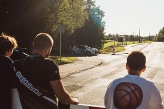 Widownia oglądająca rajd samochodowy