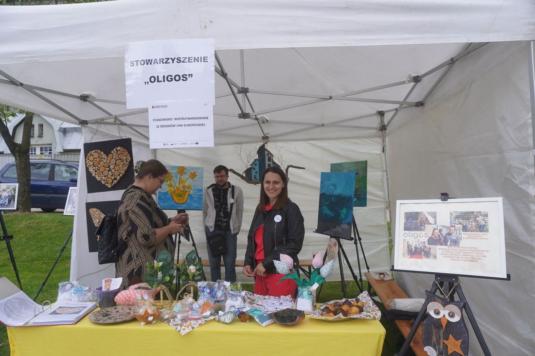 Zdjęcie przedstawia ludzi podczas Festiwalu Organizacji Pozarządowych 