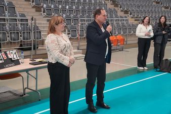 Piotr Szereda Przewodniczący Rady Miasta podczas przemówienia do uczestników turnieju, obok Ewa Gutowska Naczelnik Wydziału Kultury, Sportu i Turystyki
