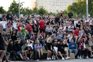 Kibice oglądają mecz - ostatnie minuty i emocje związane z wydarzeniami na ekranie.