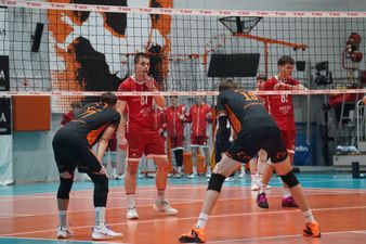 Siatkarze Akademii chwilę przed zagrywką przeciwnika