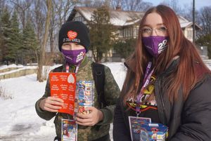 Wolontariusze WOŚP pozują do zdjęcia