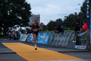 Zdjęcie przedstawia zawodników na mecie biegu głównego.