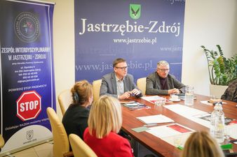 Prezydent i wiceprezydent siedzący przy stolez z innymi uczestnikami spotkania 