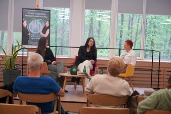 Autorki rozmawiają z moderatorką dyskusji