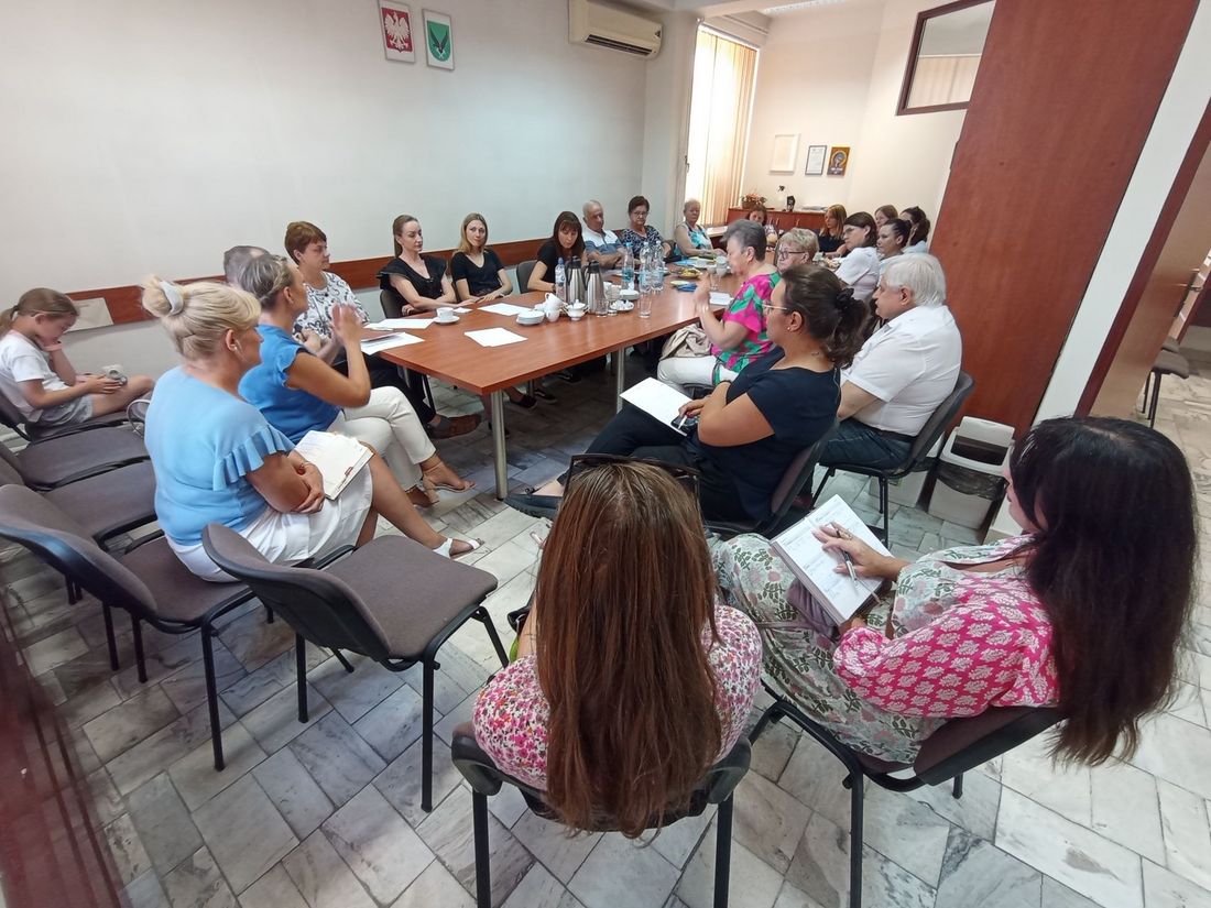 Zdjęcie przedstawia zebranie organizacji pozarzadowych z przedstawicielami magistratu.