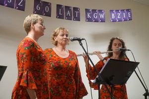 Występ zespołu Pawłowickie Babeczki - trzy kobiety na scenie