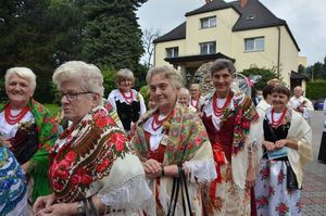 kobiety w strojach ludowych