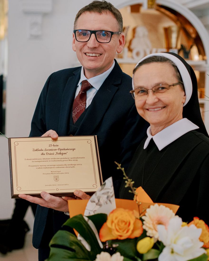 Prezydent Miasta Michał Urgoł oraz siostra Dorota Domagała