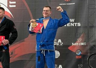 Zawodnik Favela BJJ na podium z brązowym medalem i dyplomem