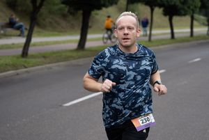 Zdjęcie przedstawia biegnącego zawodnika biegu głównego.