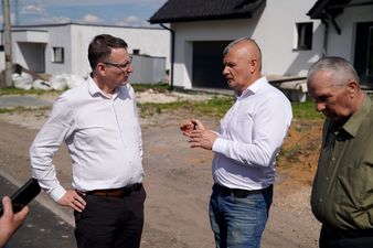 prezydent i radny którym pracownik wydziału infrastruktury drogowej opowiada o inwestycji