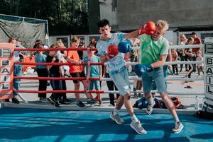 Walka w ringu bokserskim.