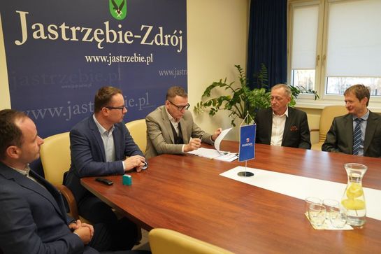 Zdjęcie przedstawia podpisanie umowy.