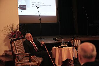 dr Józef Musioł siedzi na kanapie