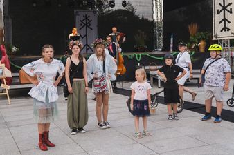 Śląska Bajarka Dominika Kierpiec-Kontny angażuje publiczność do zabawy 