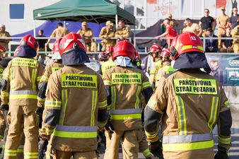 Grupa strażaków PSP idzie przed siebie.