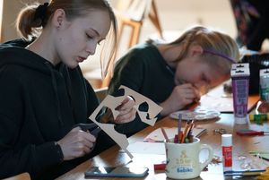 Dzieci rysujące kartki walentynkowe w pracowni plastycznej