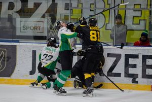 Zawodnik Katowic uderza w twarz zawodnika JKH.