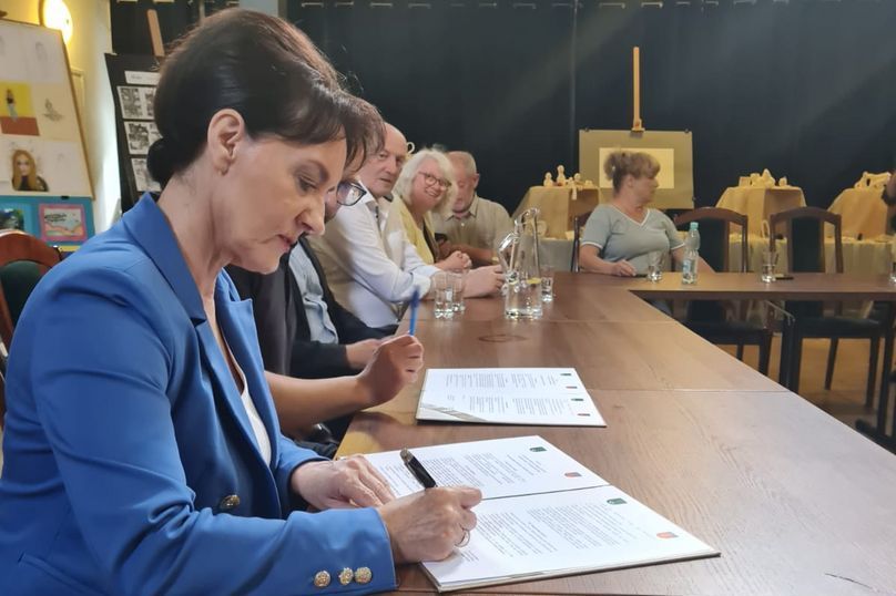 Prezydent Anna Hetman podczas podpisywania porozumienia