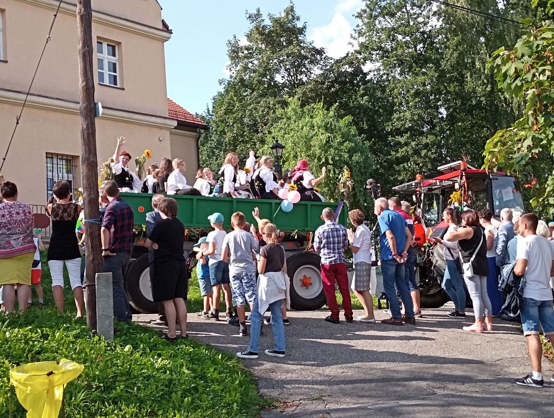 Zdjęcie przedstawia dożynki w Sołectwie Bzie.