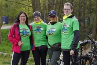 3 kobiety i jeden chłopiec stojący przy rowerach