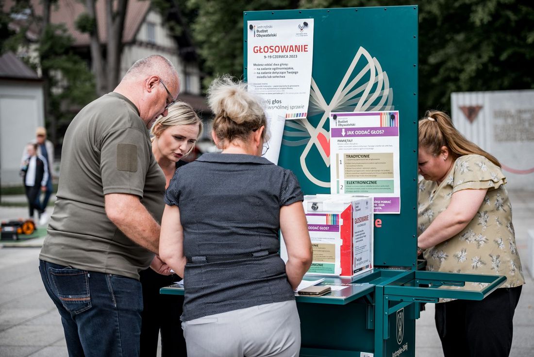 Zdjęcie przedstawia ludzi którzy głosują.
