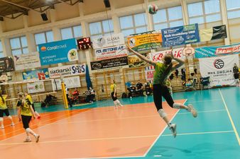 Siatkarska JKS-u w powietrzu chwilę przed wykonaniem zagrywki typu float