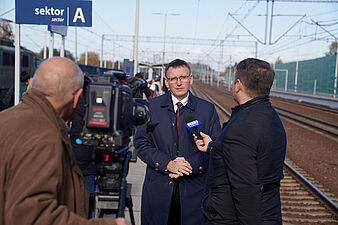 Prezydent Michał Urgoł udziela wywiadu w tle torowisko