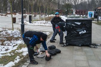 happening artystyczny przed domem zdrojowym 