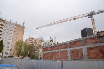 Plac budowy przedszkola na ulicy kaszubskiej widać mury budynku żuraw