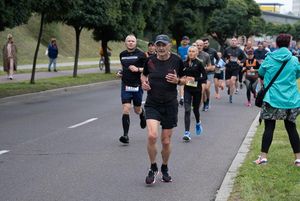Zdjęcie przedstawia biegnących zawodników biegu głównego.