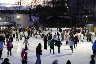 Ludzie podczas ślizgawki z hokeistami